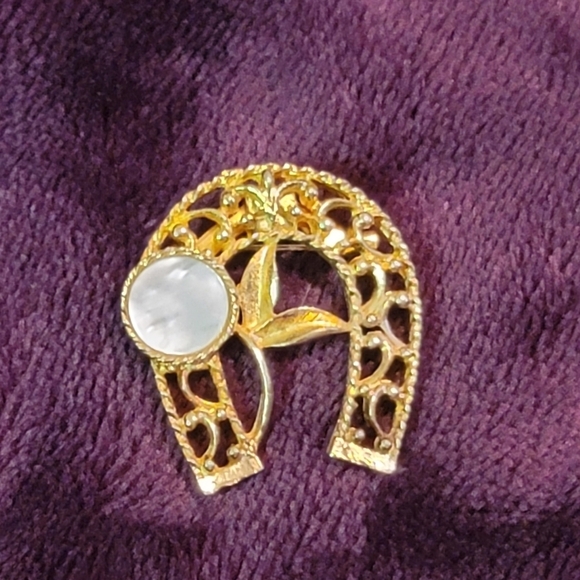 HORSE SHOE arched brooch pin mother of pearl flower goldtone vintage Rodeo Faire - Picture 6 of 9